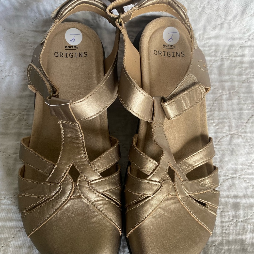Earth Orgins women’s size 9 Savory Sierra heel & ankle hook & loop closure.